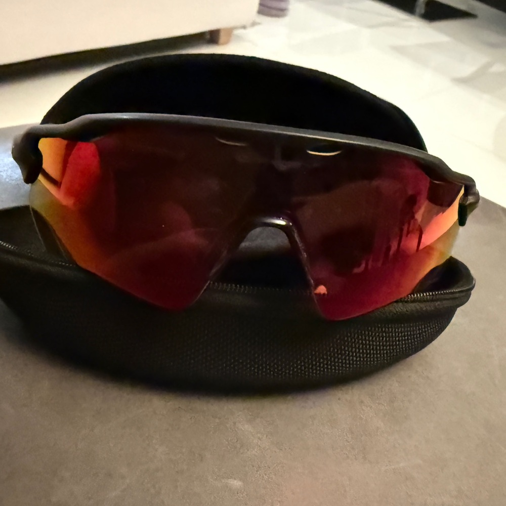 Oakley Radar sunglasses

With box 

Black Frame